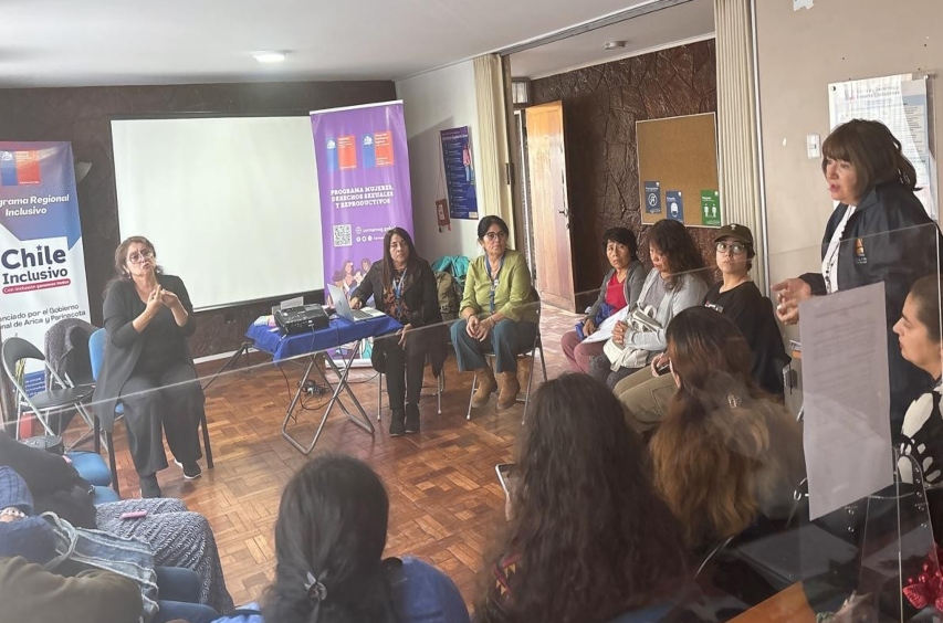 Foto grupal de los participantes en la actividad.
