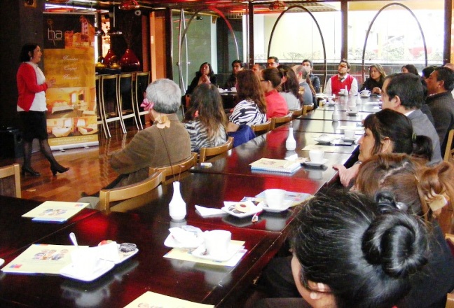 Directora Regional de Valparaíso durante la charla organizada por Senadis y Sernatur.